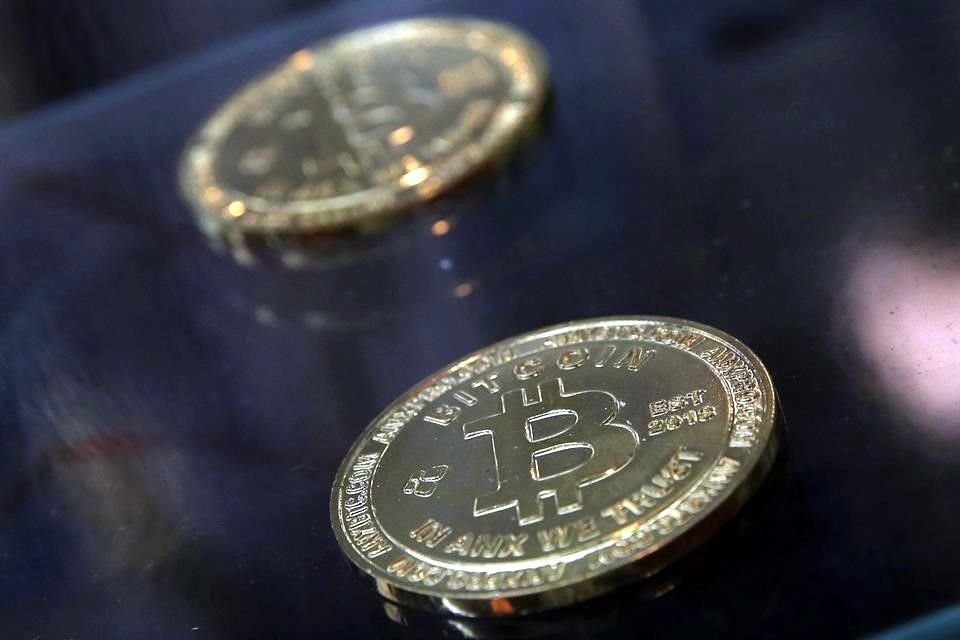 Bitcoin alcanzó una cota histórica de 51 mil 300 dólares el miércoles.