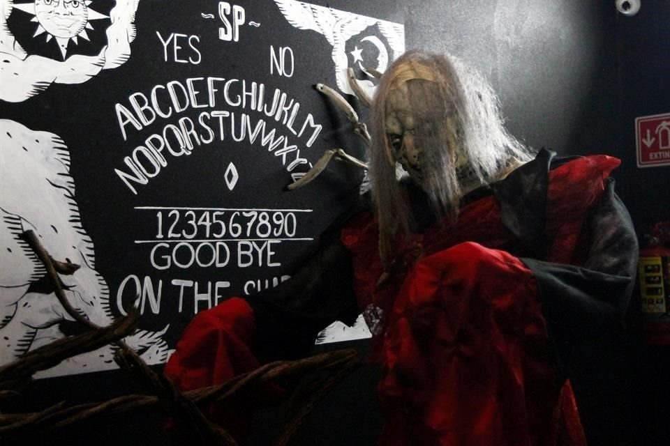 Una bruja estará esperándote en Scream Park.