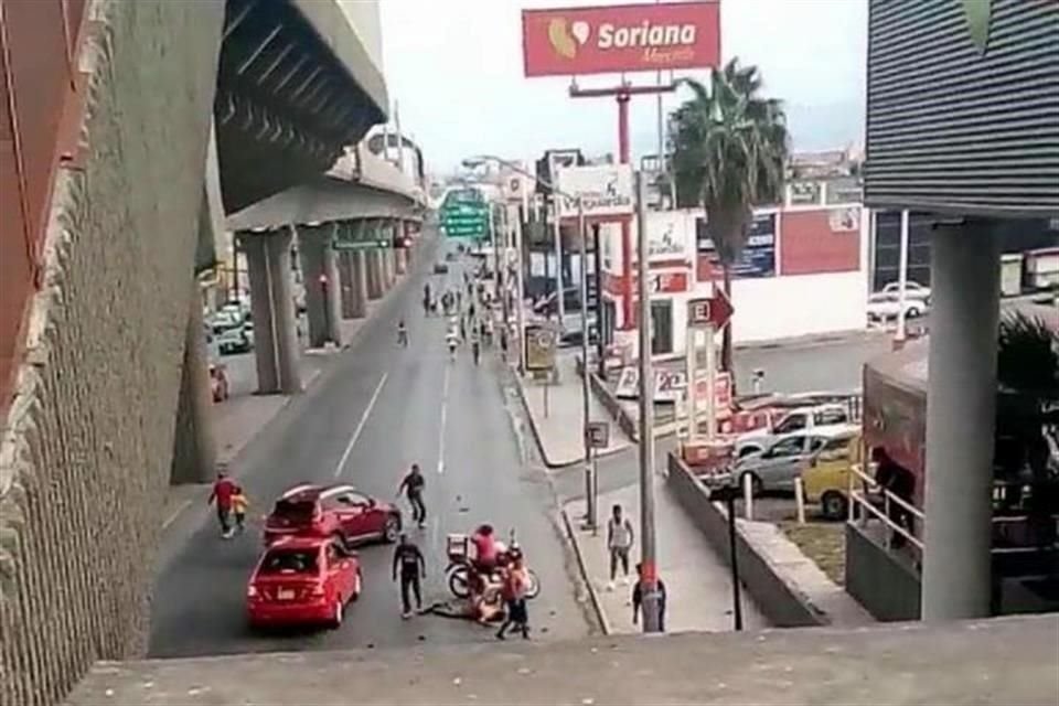 El pleito previo al Clásico 117 fue reportado alrededor de las 18:30 horas, sobre la mencionada avenida a la altura de Soriana San Bernabé.