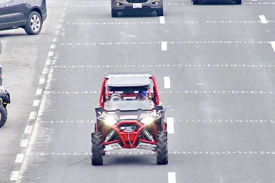 Es común ver vehículos RZR en la Carretera Nacional, pese a no estar diseñados para vías rápidas.