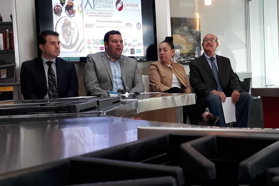 David Manllo (izq. a der.), titular de la Oficina de Convenciones y Visitantes de Monterrey; Alejandro Villarreal, de Canirac; Juan Alanís, miembro de la Asoc. de Cronistas de NL, y Edna Alanís, chef.