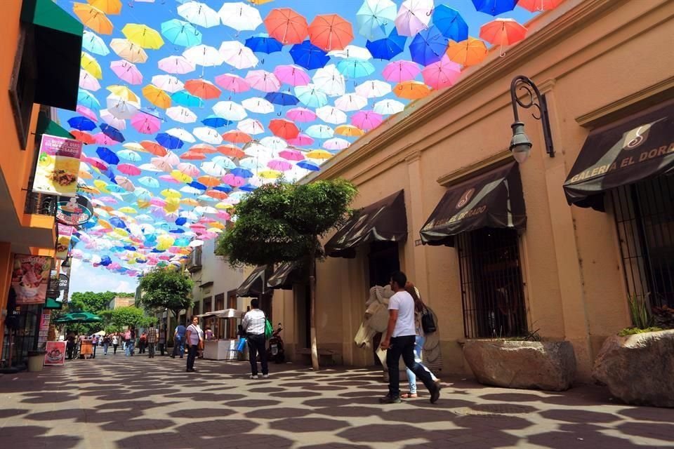 Debido a las restricciones que ahora se viven para los comercios  en Tlaquepaque, los comerciantes decidieron subirse al mundo virtual para colocar sus productos.