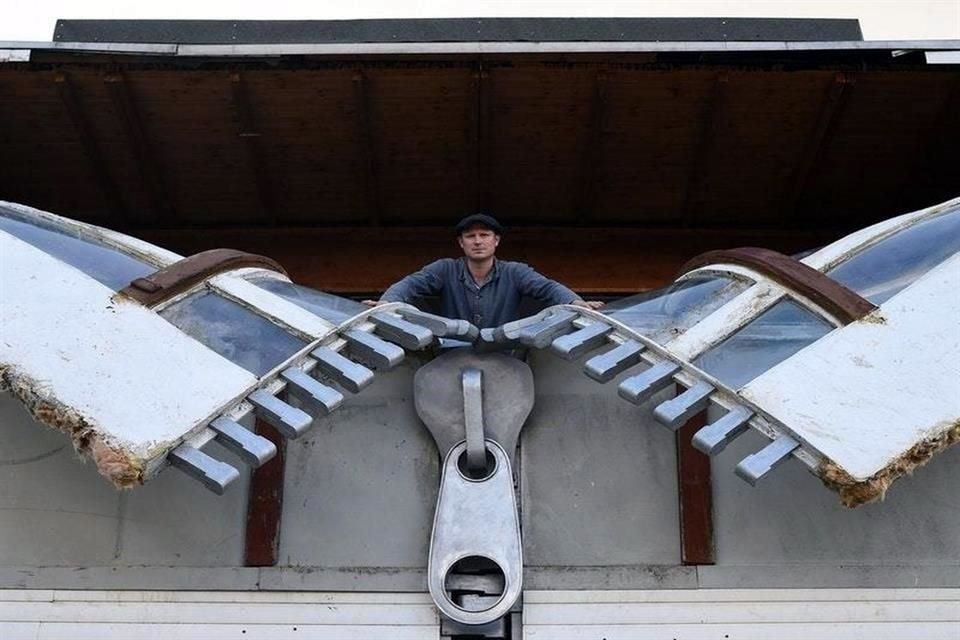 En Ashton, Inglaterra, existe un edificio abandonado que fue intervenido por el artista Alex Chinneck.