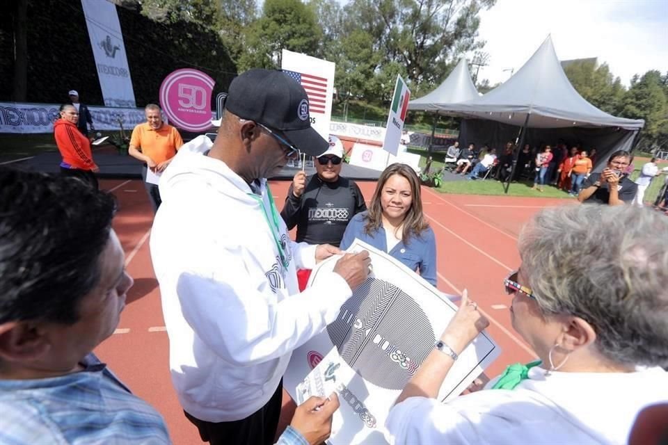 Beamon se dio tiempo para repartir algunos autógrafos.