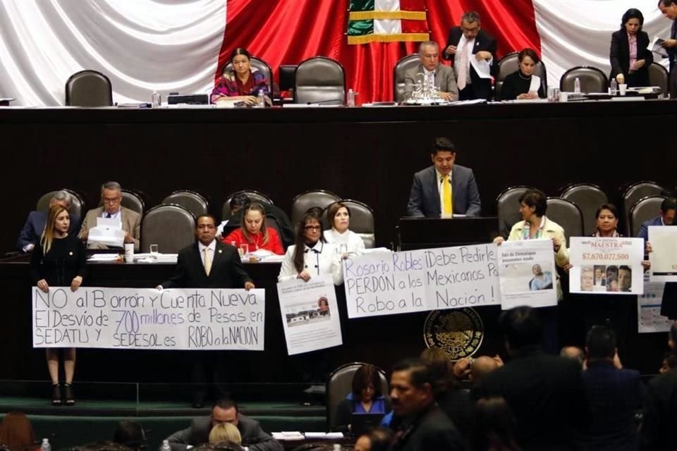 Legisladores subieron a tribuna para mostrar pancartas contra la titular de Sedatu.