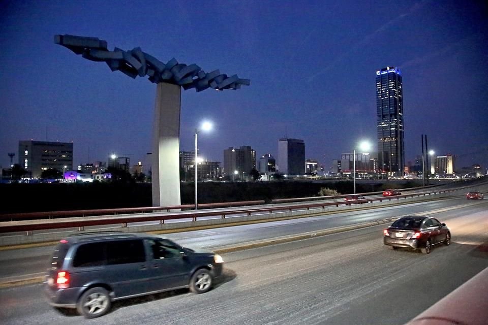 Las obras de la Ruta Escultórica presentan oxidación, grafiti, hierba crecida y falta de iluminación.
