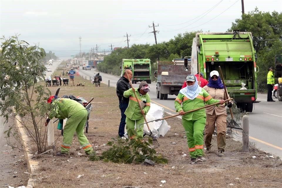 El Municipio de Escobedo realizó limpieza en camellones y terrenos baldíos aledaños a Simeprode.