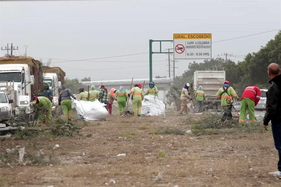 Trabajadores del municipio de Escobedo realizaron limpieza en camellones de la Carretera a Colombia.