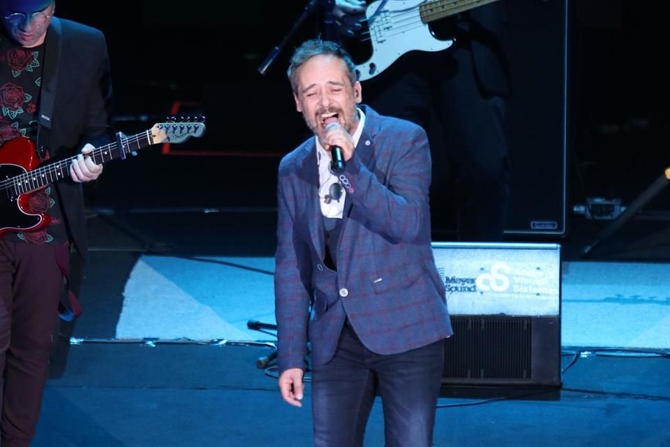 El grupo español Love of Lesbian llenó el Auditorio Nacional el jueves y fue aclamado con griteríos.