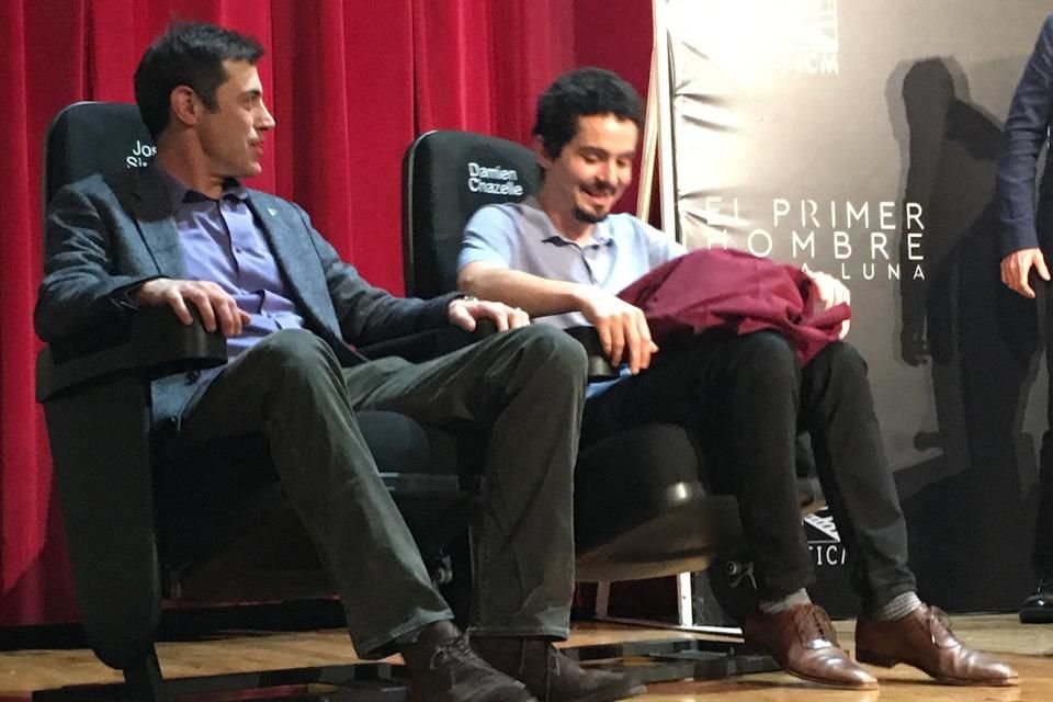 El cineasta Damien Chazelle y el guionista Josh Singer develaron los asientos con sus nombres, acto tradicional del Festival de Cine de Morelia.