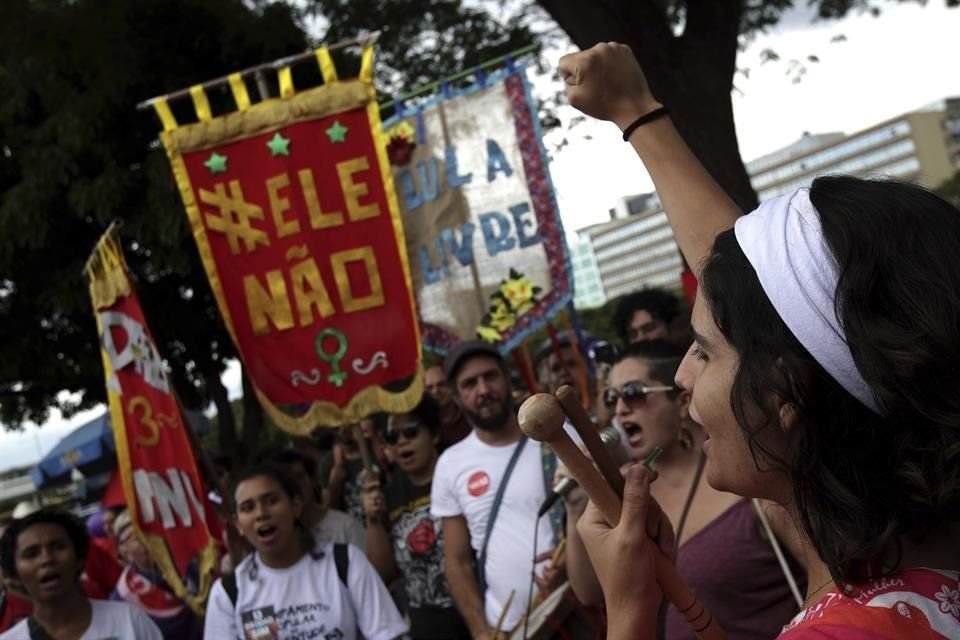 Cientos de mujeres protestaron en Brasil contra el candidato ultraderechista a la presidencia Jair Bolsonaro, quien lidera los sondeos.