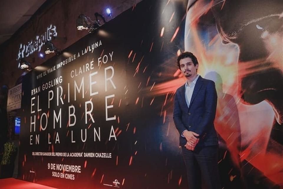 El cineasta se tomó un momento para convivir con sus fans en su paso por la alfombra roja.