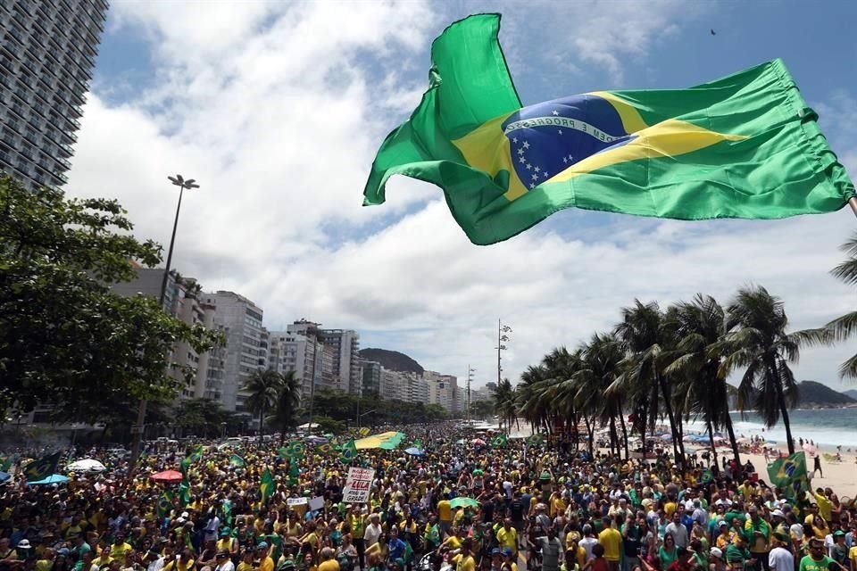 Simpatizantes del ultraderechista brasileño salieron a las calles para expresar su apoyo en la segunda vuelta de los comicios presidenciales