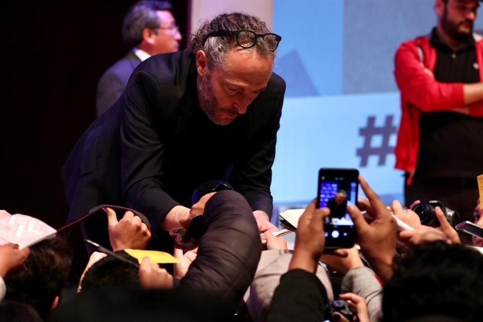 Lubezki firmó autógrafos y se tomó algunas fotografías con el público asistente.