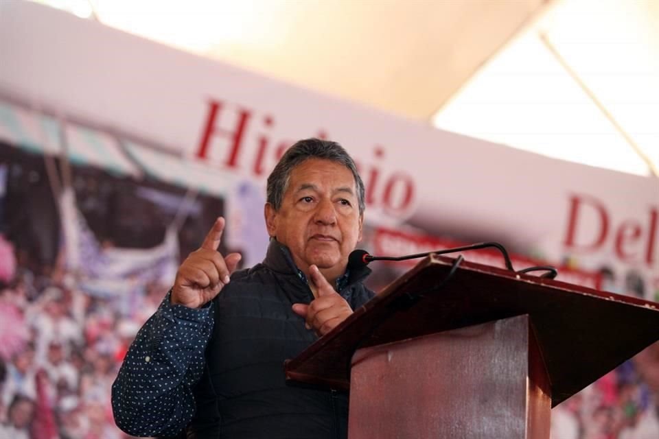 El senador agregó que la base de Santa Lucía y el aeropuerto de Toluca tampoco son opciones viables para resolver el problema de saturación que existe.
