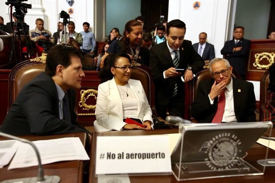 El PAN en el Congreso presentó una iniciativa en el Pleno para suspender la consulta sobre el NAICM, debido a información contradictoria sobre el proyecto, el cual defendieron otros diputados.