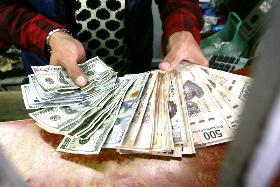 El IIF dijo que los mercados emergentes que han dependido cada vez más de préstamos en moneda extranjera, como Turquía, México y Chile, pueden estar expuestos a riesgos si el crecimiento se desacelera aún más.