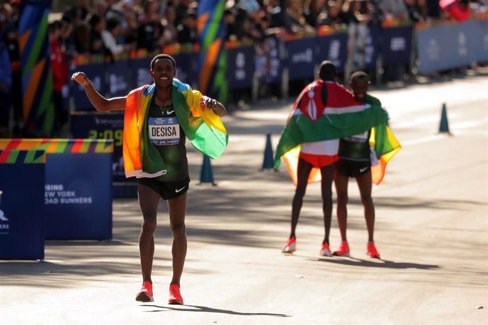Lelisa Desisa se llevó los aplausos por su primer lugar en Nueva York.