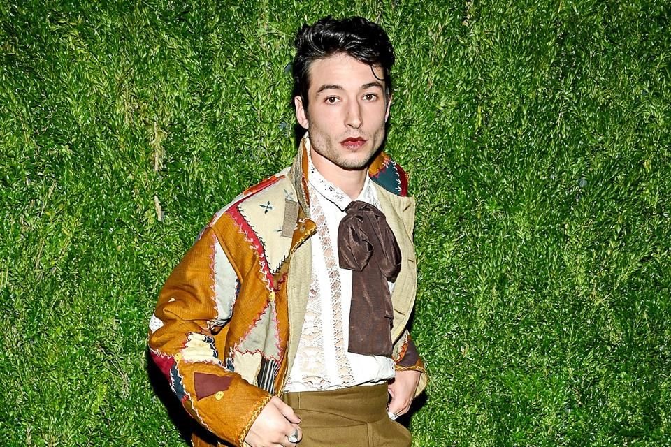 El actor Ezra Miller evidenció su gusto por la moda.