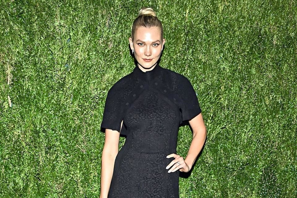 Karlie Kloss atrapó las miradas de muchos invitados con el vestido negro que portó.