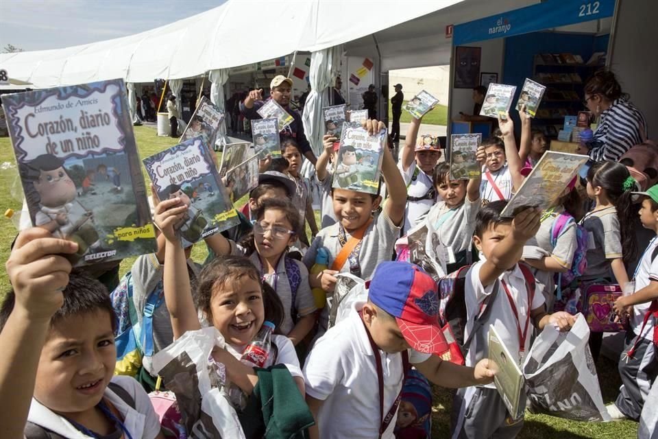 Contingentes de menores uniformados y con gafete al cuello irrumpieron en el Parque Bicentenario apenas abrió sus puertas éste en el inicio de la 38 FILIJ.