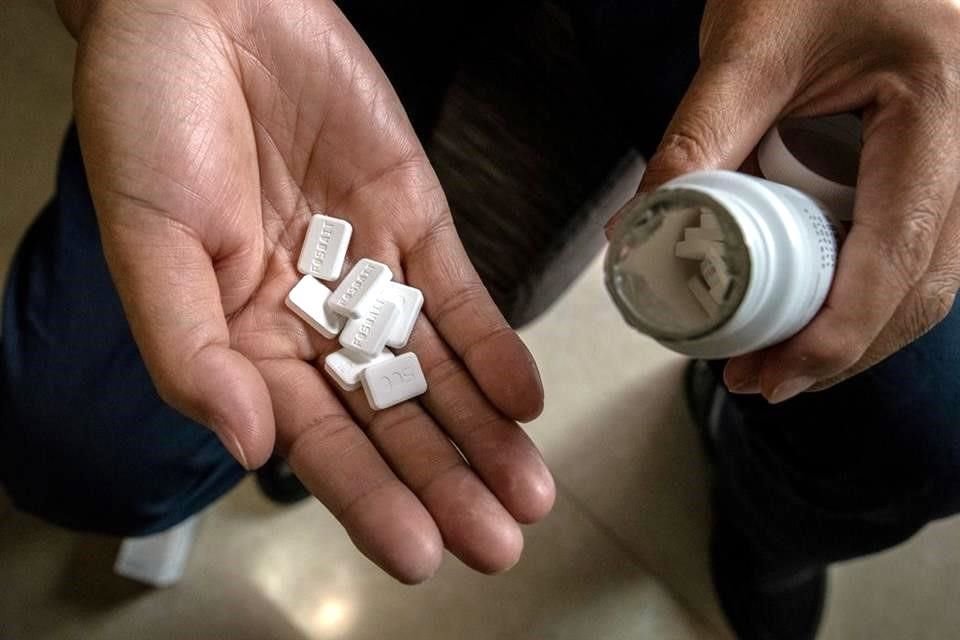 Miles de chinos fabrican sus propios medicamentos ante rudimentarios seguros que no logran cubrir los precios de los fármacos.