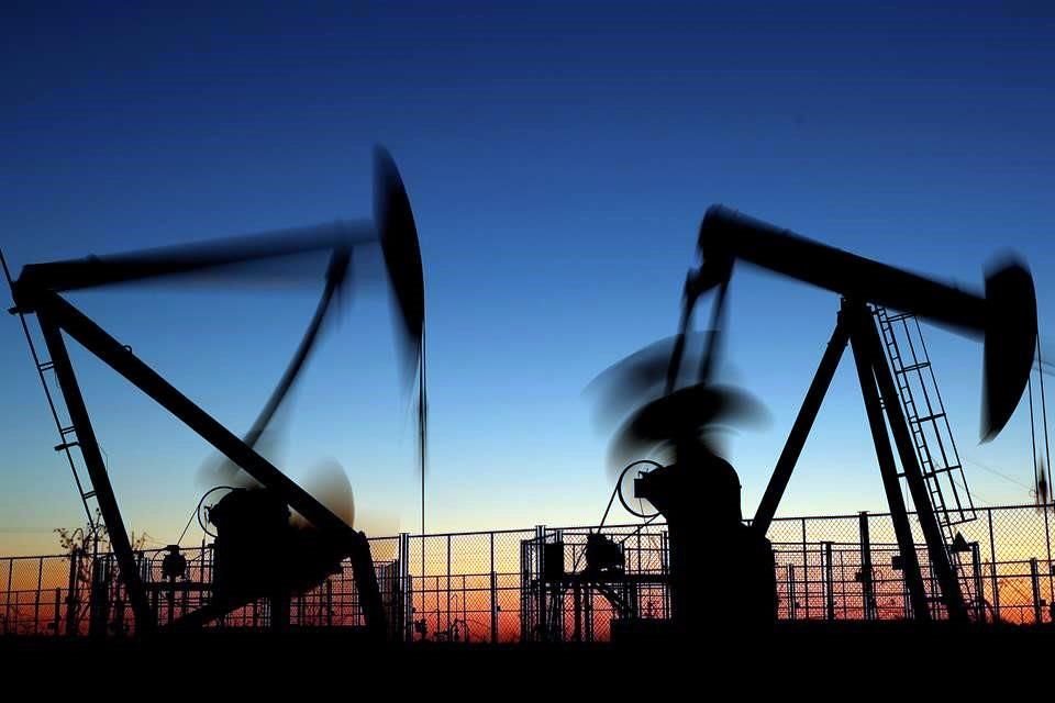 Los precios del petróleo subieron ligeramente este viernes, pero registraron su peor bajada semanal desde la crisis financiera de 2008.