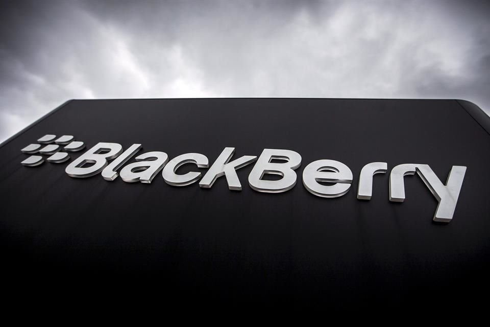 BlackBerry dejó de diseñar teléfonos inteligentes en 2016  y ha estado tratando de reinventarse como un proveedor de softwares.