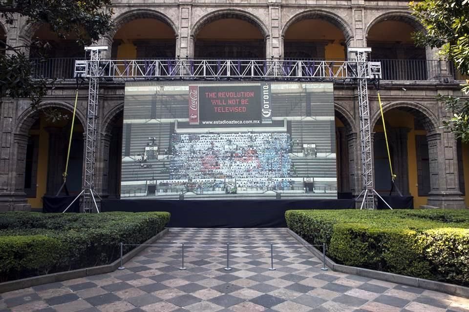 La pieza reunió en el Estadio Azteca a 3 mil 400 estudiantes de bachillerato para un performance. Cada uno portaba cartones de colores, a manera de mosaicos, que al unirse formaban símbolos.