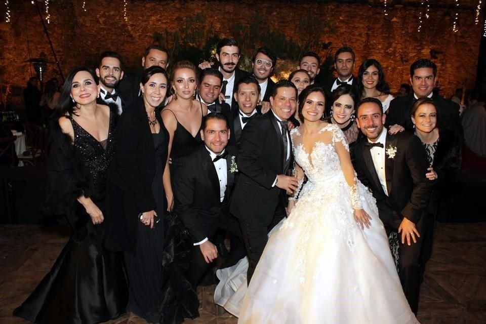 Los novios con sus amigos.