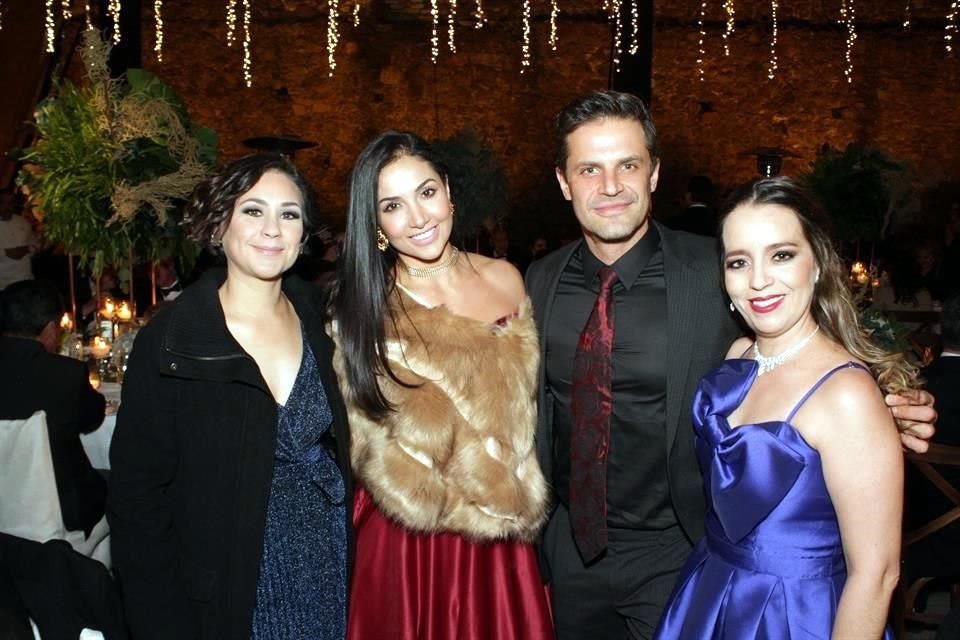 Diana Ojeda, Mirna Ojeda, Cinthya Alesco  y Mark Tacher.