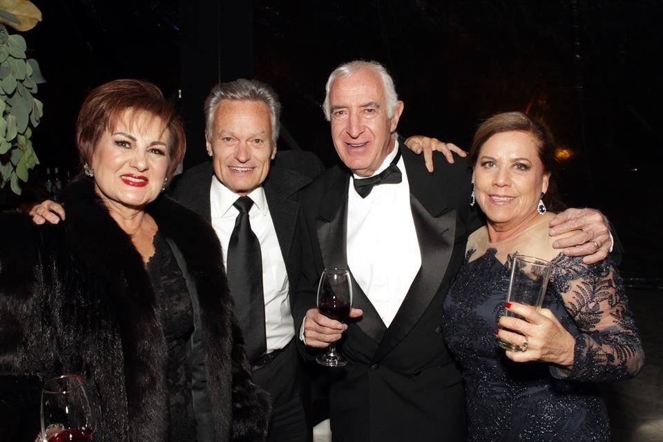 Irma Cabrera, Jaime de Alba, Jorge Cabrera y Carolina de Alvarez.