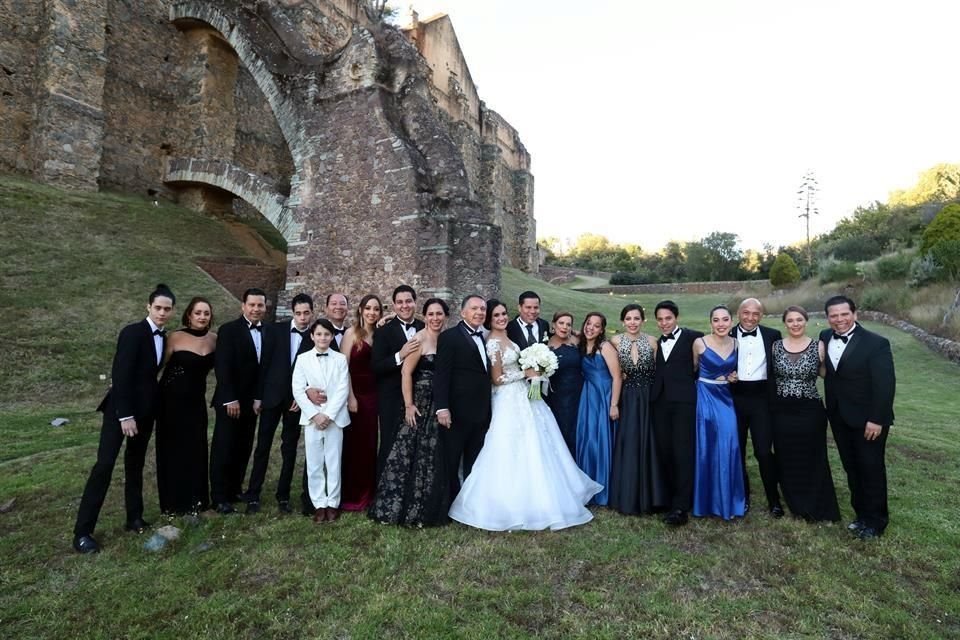 Los novios con la familia Alvarez.