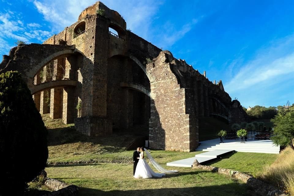 Con una esplendorosa velada en la Mina de Guadalupe celebraron su boda Fabiola Alejandra y José Arturo.
