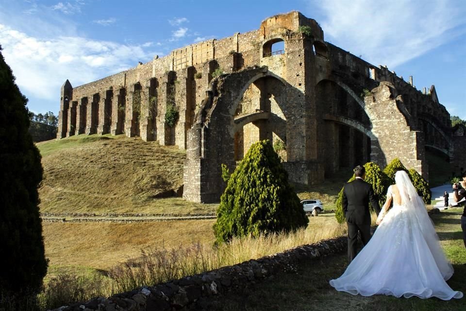 Con una esplendorosa velada en la Mina de Guadalupe celebraron su boda Fabiola Alejandra y José Arturo.