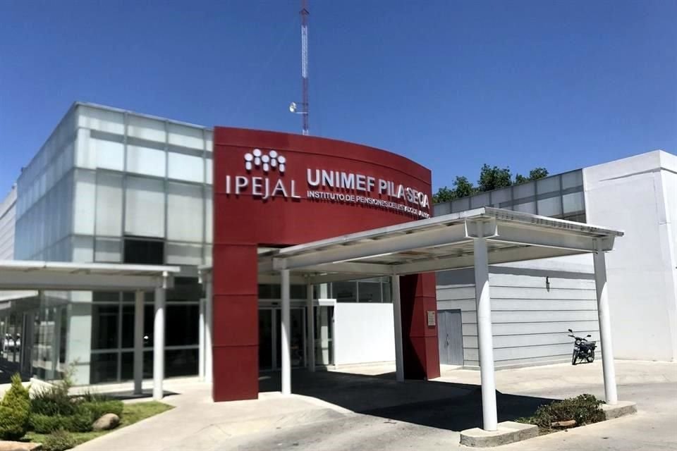 El Instituto de Pensiones del Estado de Jalisco (Ipejal) no tiene control sobre el medicamento que entra y sale de sus farmacias. Instalaciones en Pila Seca. 