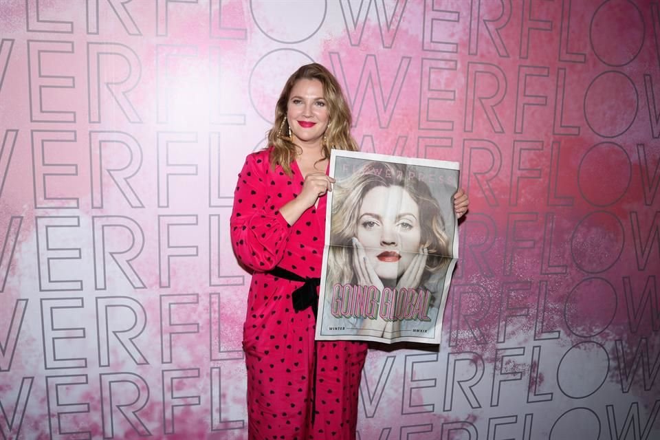 Drew Barrymore promocionó en la Ciudad de México su marca de maquillaje.