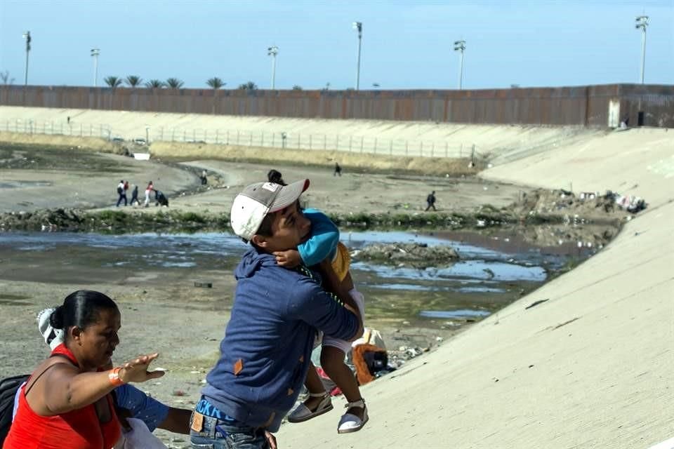 EU no presentará cargos criminales contra los 42 migrantes centroamericanos detenidos tras el enfrentamiento en la frontera con México.