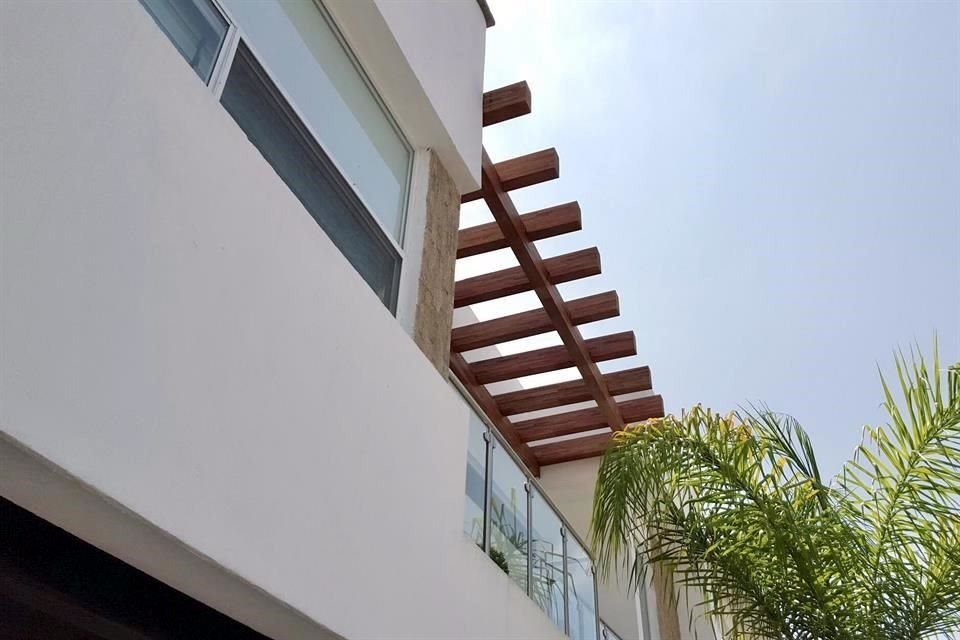 Esta estructura puede ser totalmente metálica o combinarse con elementos de madera, como las vigas de ingeniería de cumarú u otro tipo de madera tratada.<br>