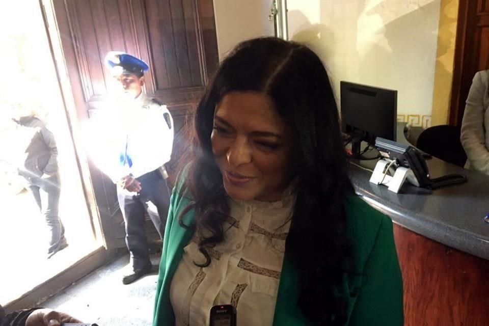 La nueva Secretaria de Cultura, Alejandra Frausto, llegó a las oficinas de la dependencia, donde se realiza el relevo esta mañana.