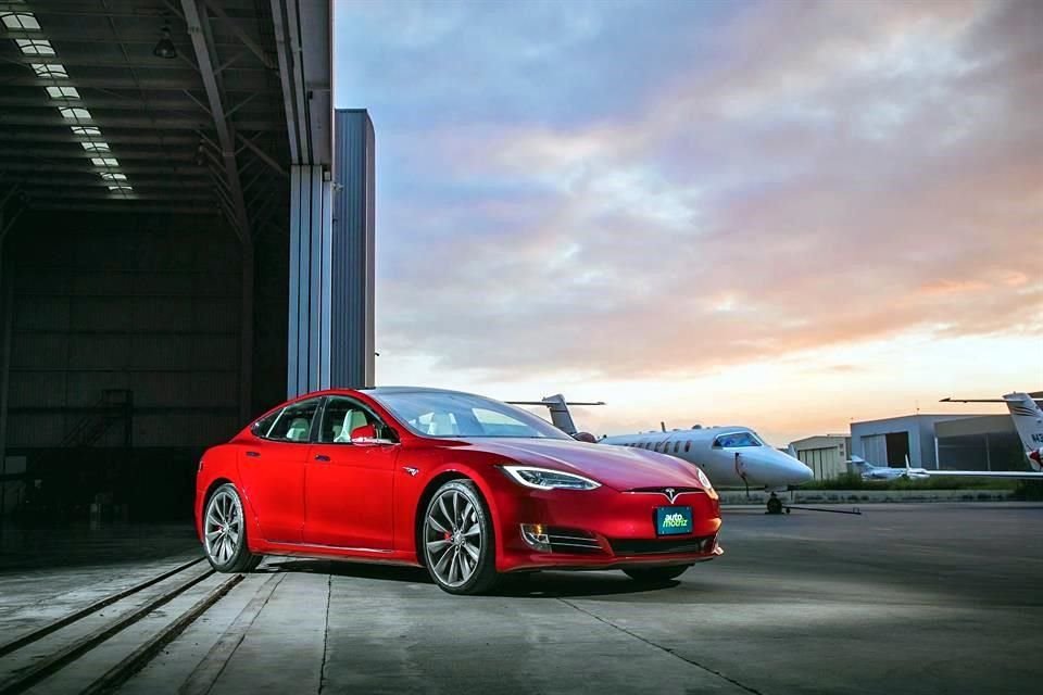 El Tesla Model S P100D presume una de las aceleraciones más veloces del planeta, pues solo le toma 2.6 segundos pasar de 0 a 100 kilómetros por hora.