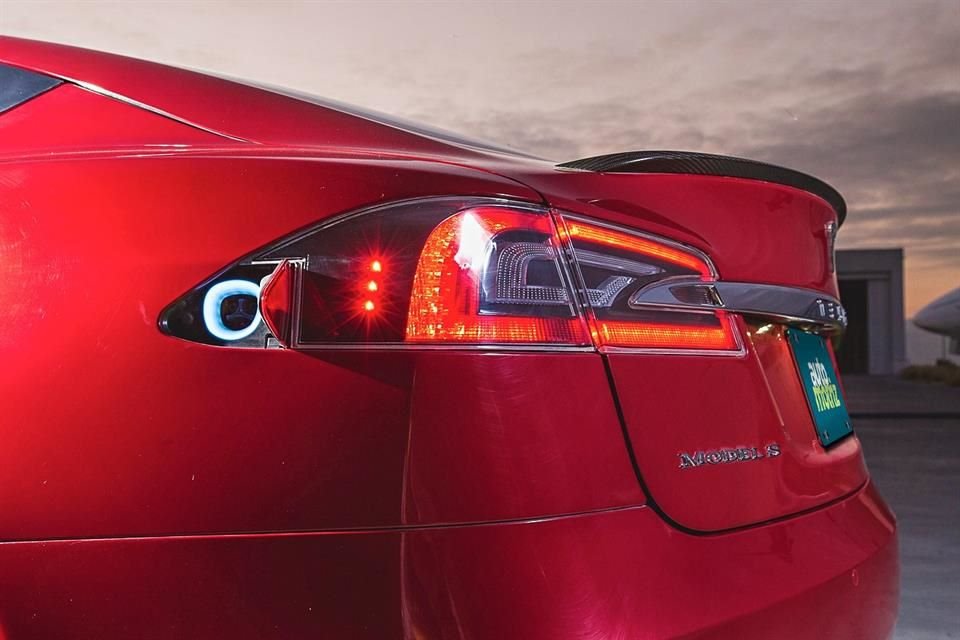 La versión P100D cuenta además con pinzas de frenos rojas (que son opcionales en las demás versiones) y un pequeño spoiler trasero hecho de fibra de carbón.