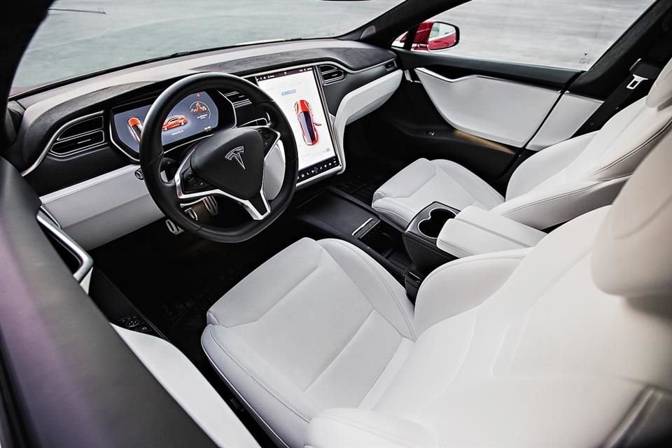 Los interiores son minimalistas y presumen la ya característica pantalla tipo tableta.