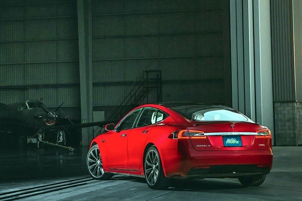 El diseño exterior es muy atractivo: su carrocería tiene las proporciones clásicas de los deportivos, con cofre largo, cajuela corta, arcos de ruedas grandes y salpicaderas esbeltas.