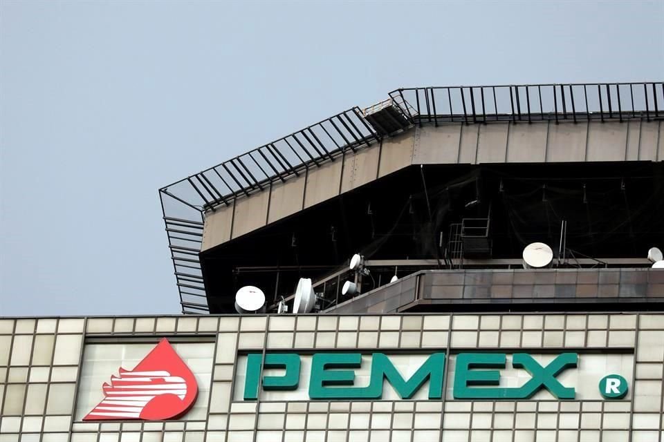 México compra posiciones financieras por unos mil millones de dólares para proteger sus ingresos por ventas de petróleo del próximo año contra la volatilidad de precios.