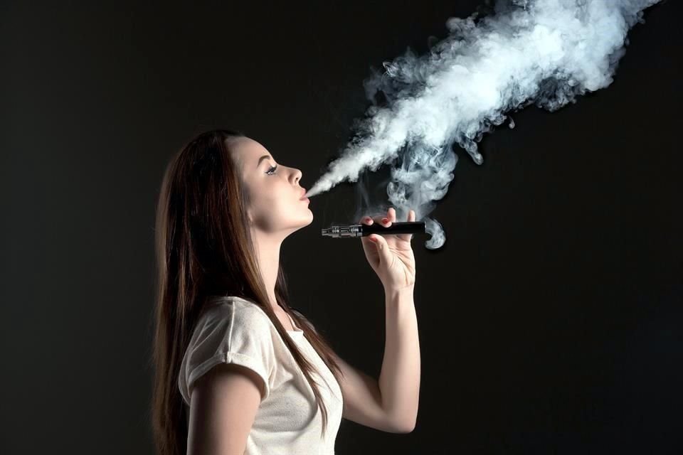 Algunos investigadores creen que vapear hará más propensos a los jóvenes a fumar cigarrillos y quizás a probar otras drogas.