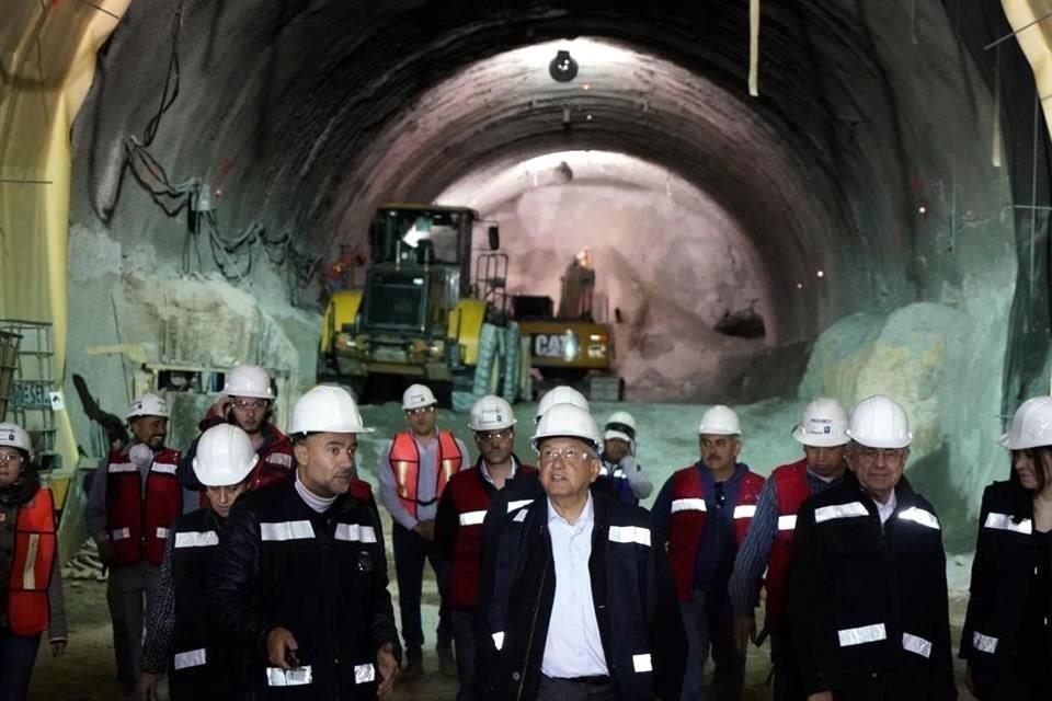 AMLO habló del Tren Interurbano durante un recorrido para supervisar la ampliación de la L12 del Metro.