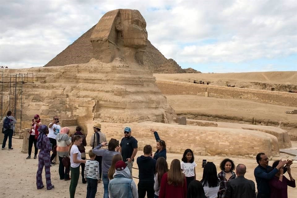 Al menos 2 personas murieron y 14 resultaron heridas en una explosión en un bus cerca de las pirámides de Egipto en un atentado terrorista
