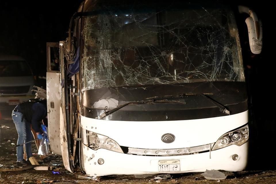 Police officers inspect a scene of a bus blast in Giza, Egypt, December 28, 2018. REUTERS/Amr Abdallah Dalsh