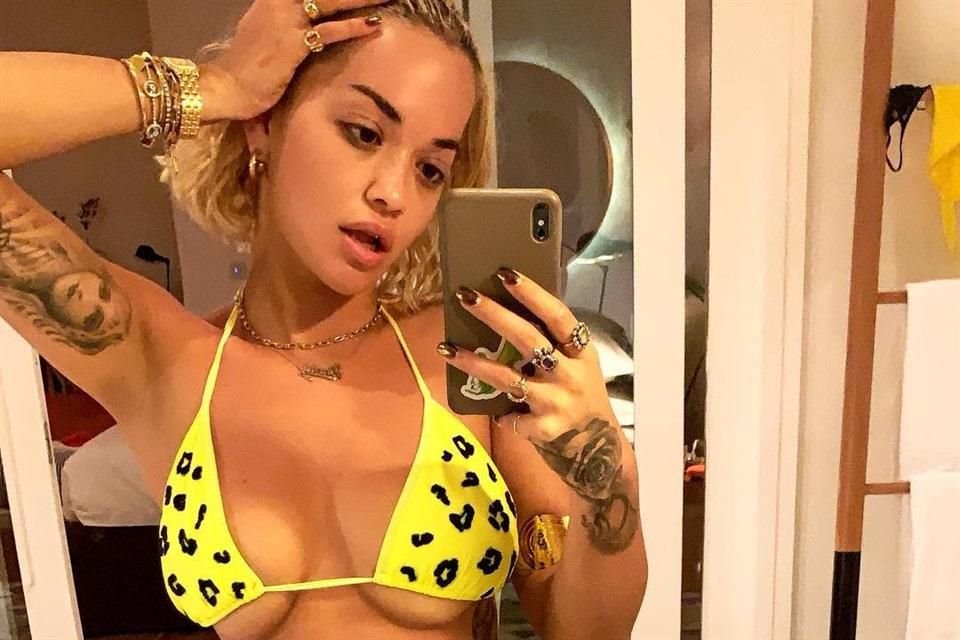 Rita Ora dejó ver algunos de sus tatuajes.